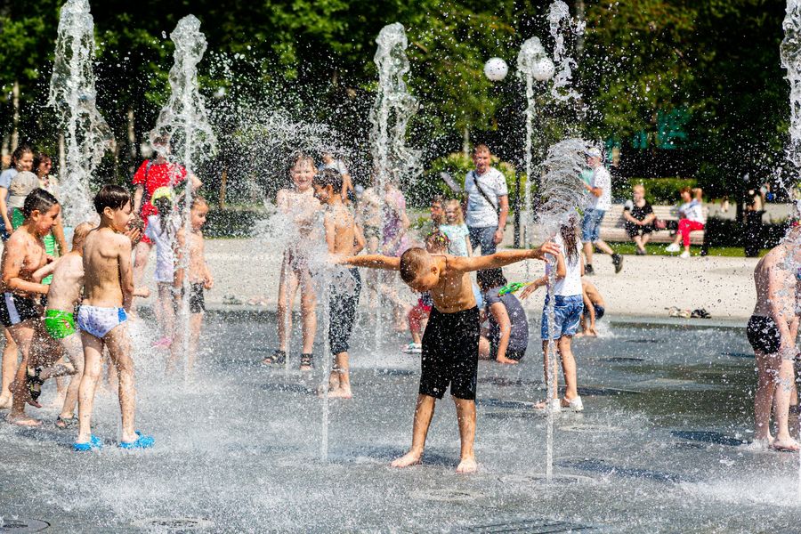 Фото Дети в Новосибирске устроили купальни в городских фонтанах 23